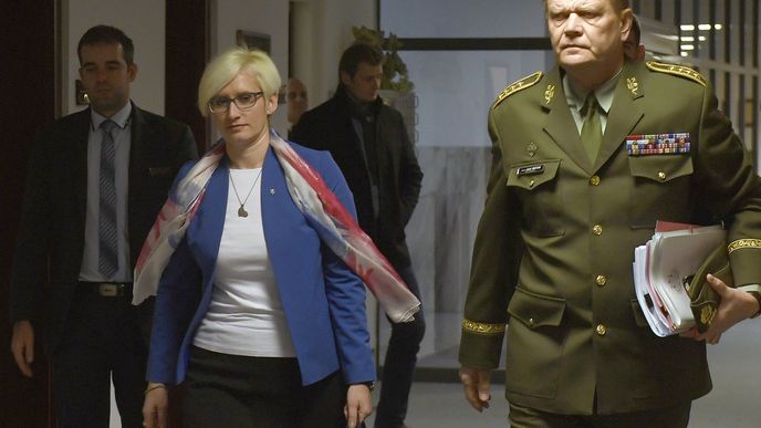 Ministryně obrany Karla Šlechtová (ANO) se setkala s náčelníkem Generálního štábu Josefem Bečvářem. Ministryně obrany Karla Šlechtová (ANO) se setkala s náčelníkem Generálního štábu Josefem Bečvářem.