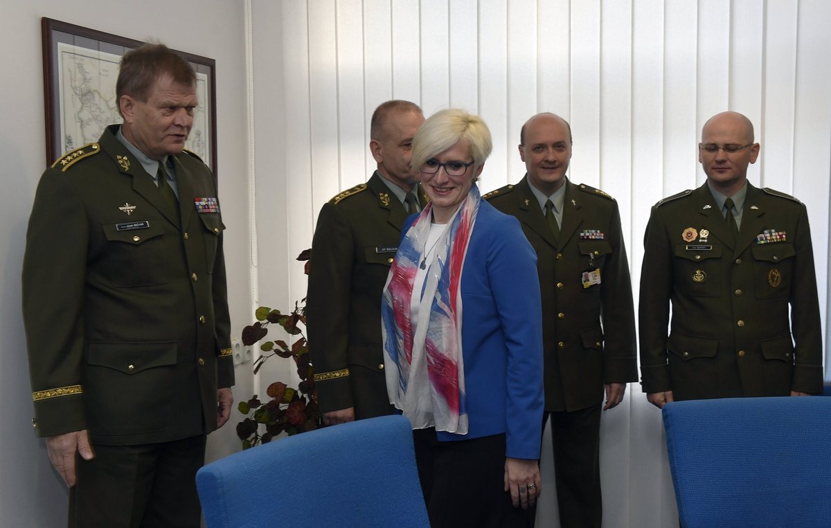 Ministryně obrany Karla Šlechtová (ANO) se setkala s náčelníkem Generálního štábu Josefem Bečvářem.