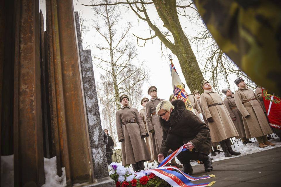 Ministryně obrany Karla Šlechtová se vyrazila poklonit československým legionářům na Ukrajinu.