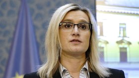 Ministryně pro místní rozvoj Karla Šlechtová (ANO) má pooperační komplikace.