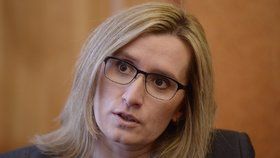 Ministryně pro místní rozvoj Karla Šlechtová (ANO) má pooperační komplikace.