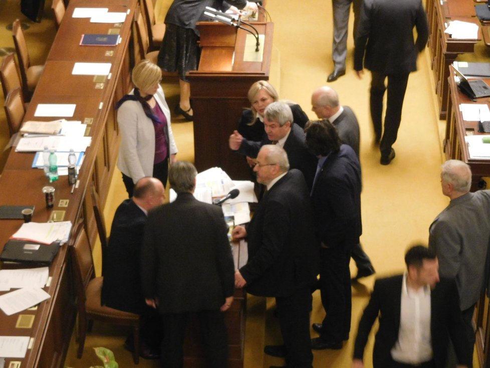 Šlechtová chtěla ve Sněmovně řešit pohřebnictví. Komunisté si vzali přestávku a ministryni pořádně naštvali.