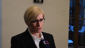 Ministryně Karla Šlechtová vyrazila do Sněmovny hájit zákon o pohřebnictví ve 3. čtení.