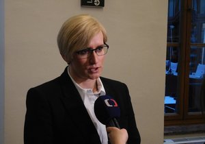 Ministryně Karla Šlechtová vyrazila do Sněmovny hájit zákon o pohřebnictví ve 3. čtení.