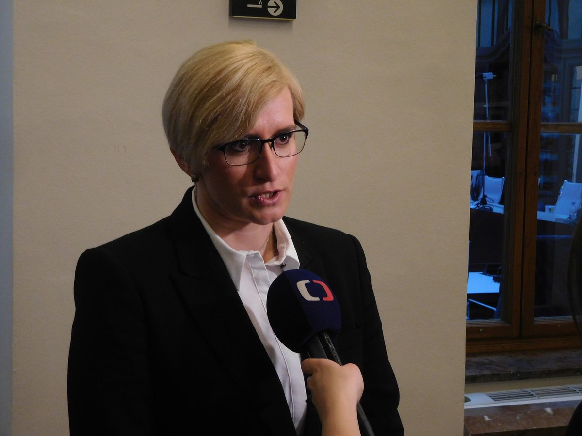 Ministryně Karla Šlechtová vyrazila do Sněmovny hájit zákon o pohřebnictví ve 3. čtení