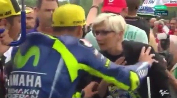 Valentino Rossi a Karla Šlechtová na brněnském okruhu před startem závodu MotoGP. Závodník musel ministryni odstrčit.