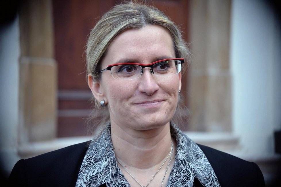 Ministryně pro místní rozvoj Karla Šlechtová (ANO) má pooperační komplikace.