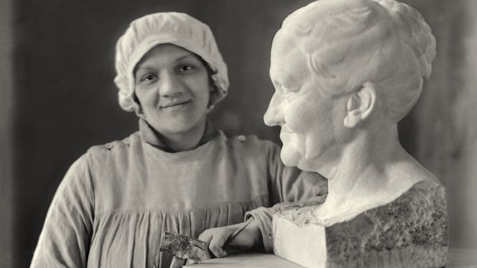 Sochařka Karla Vobišová s bustou své maminky