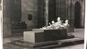 1948 náhrobek v katedrále -na zadní straně vlastnoruční popis Karlou Vobišovou - vítězný ze soutěže