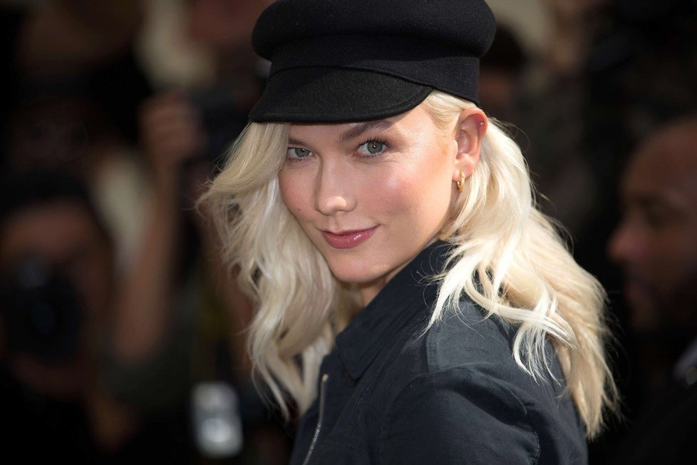 Karlie Kloss dala sbohem své přírodní špinmavé blond a vyměnila ji za platinovou.