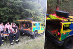Nepříjemným zraněním skončila vyjížďka mladého cyklisty v lesích mezi obcemi Karlík a Vonoklasy. Spěchat pro něj musel sanitní vůz Hummer.