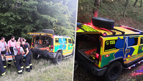 Nepříjemným zraněním skončila vyjížďka mladého cyklisty v lesích mezi obcemi Karlík a Vonoklasy. Spěchat pro něj musel sanitní vůz Hummer.