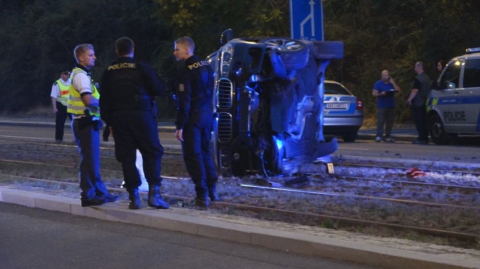 Policisté v Karlíně zadrželi muže, který jim ujížděl vozidlem v pátrání.