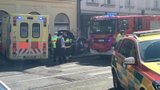 Vážná nehoda v Karlíně: Tramvaj se srazila s autem, řidičku (34) museli vyprostit