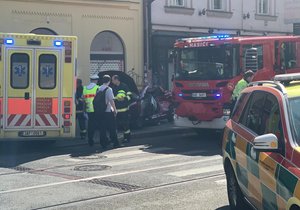 Tramvaj se v Karlíně srazila s autem, řidičku museli vyprostit. (19. dubna 2019)