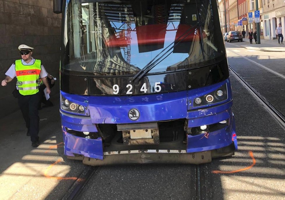 Tramvaj se v Karlíně srazila s autem, řidičku museli vyprostit. (19. dubna 2019)