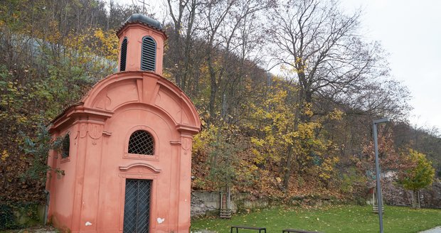 Nedaleko pohřebiště v Pernerově ulici stojí kaple. Ta zde vznikla kvůli vojenskému hřibotu, který však zanikl, neboť byl přestěhován na Olšany.