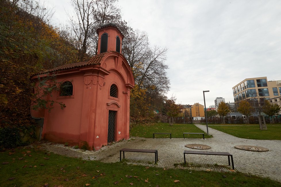 Nedaleko pohřebiště v Pernerově ulici stojí kaple. Ta zde vznikla kvůli vojenskému hřibotu, který však zanikl, neboť byl přestěhován na Olšany.