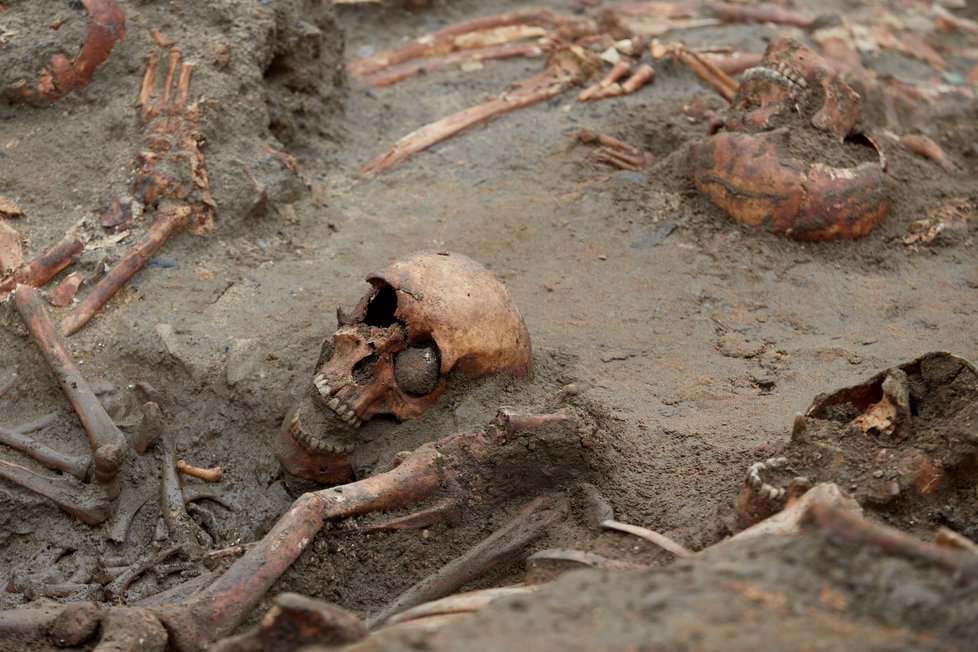 Masové hroby pod důstojnickým hřbitovem skrývaly hromady kostí.