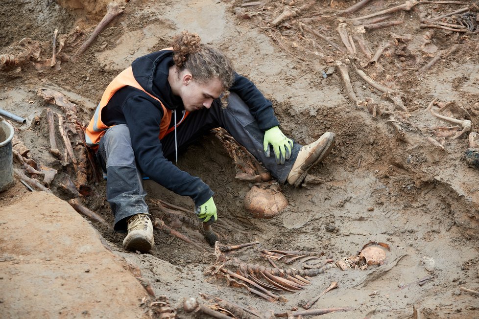Archeologové mají s pozůstatky plné ruce práce.