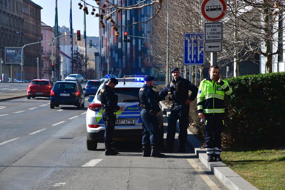 17. února 2019: V Karlíně policisté i záchranáři zasahují kvůli nahlášené střelbě.