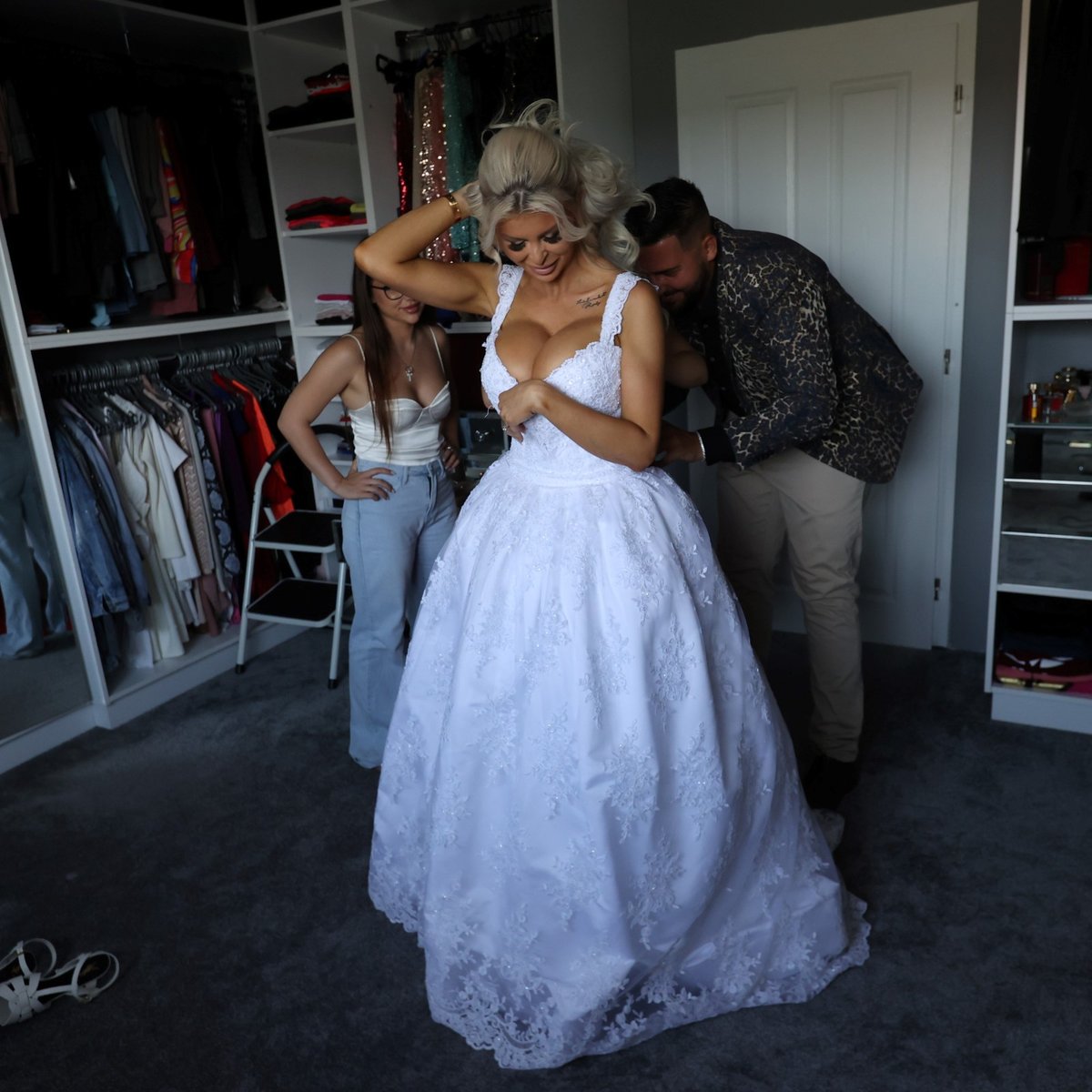 Honosné svatební šaty Lely Vémolové a sváteční smoking Karlose s bílými lampasy na kalhotách. 