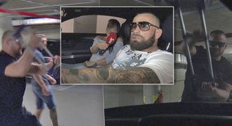 Kincl jako McGregor! Vlétl do garáže a zaútočil na Vémolu v mustangu