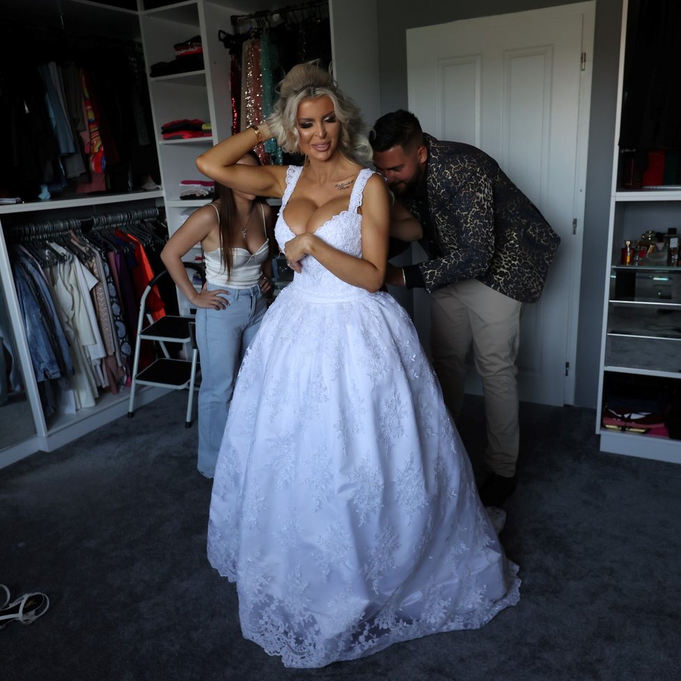 Lela Ceterová  obléká svatební  šaty