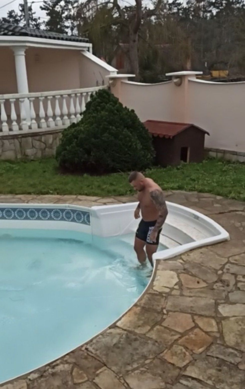 K otužování využívá Karlos Vémola svůj soukromý zahradní bazén.