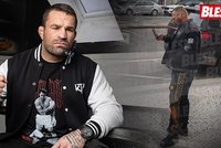 Trable Karlose Vémoly nekončí: Bouračka v autě! S vlastní mámou