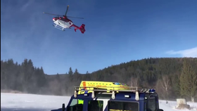 Zraněnou lyžařku v Jeseníkách do nemocnice převezl vrtulník