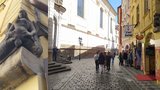 Malá mořská víla v Praze: Upomíná dům v Karlově ulici na šťastnou lásku mladíka a tajuplné bytosti?