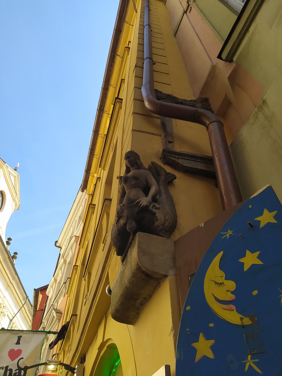 Dům U Kamenné mořské panny se nachází v Karlově ulici nedaleko Karlova mostu.