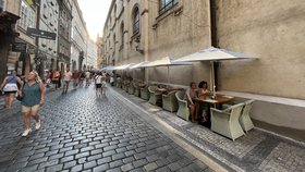 Současná podoba předzahrádky Restaurantu Zlatý strom v Karlově ulici coby kamenem dohodil od Karlova mostu.