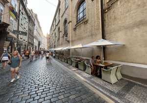 Současná podoba předzahrádky Restaurantu Zlatý strom v Karlově ulici coby kamenem dohodil od Karlova mostu.