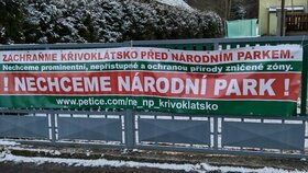 Protestní bannery vyvěšené v obci Karlova Ves na Křivoklátsku.