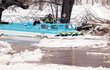 Hasiči v obci Teplička na Karlovarsku drtí led obojživelným pásovým vozidlem.
