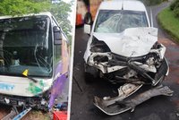 Děsivá nehoda autobusu u Karlových Varů: Střet s autem a náraz do stromu