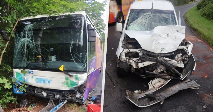 Řidička Opelu narazila čelně do autobusu.
