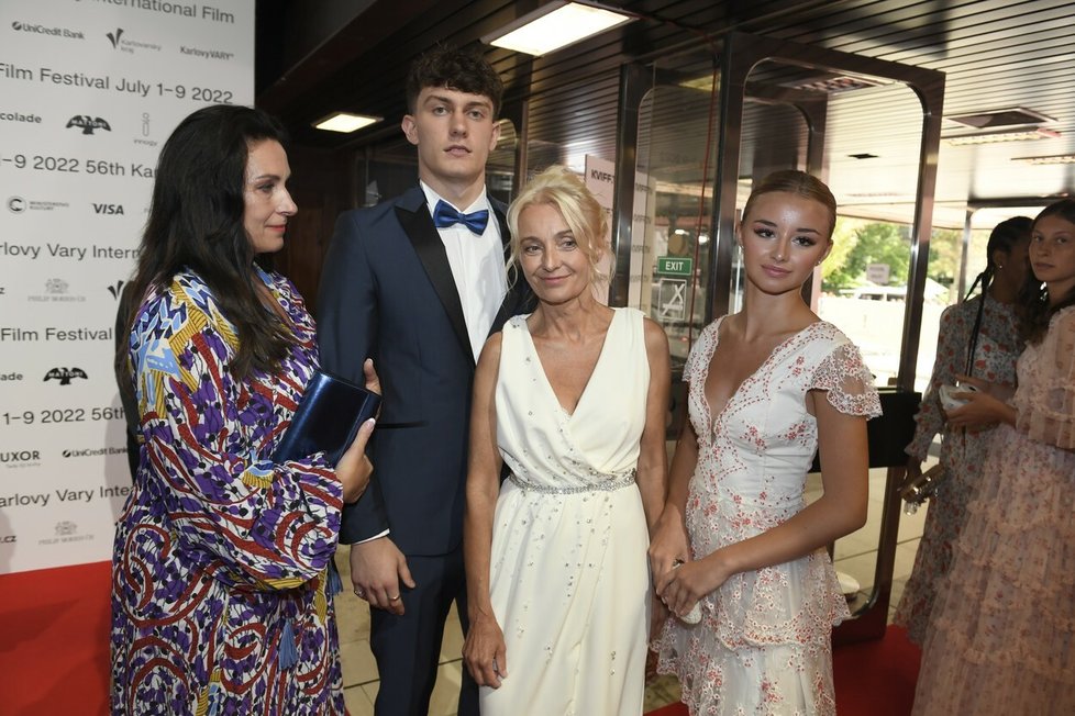 Veronika Žilková s dcerou Kordulou a synem a manželkou Bolka Polívky