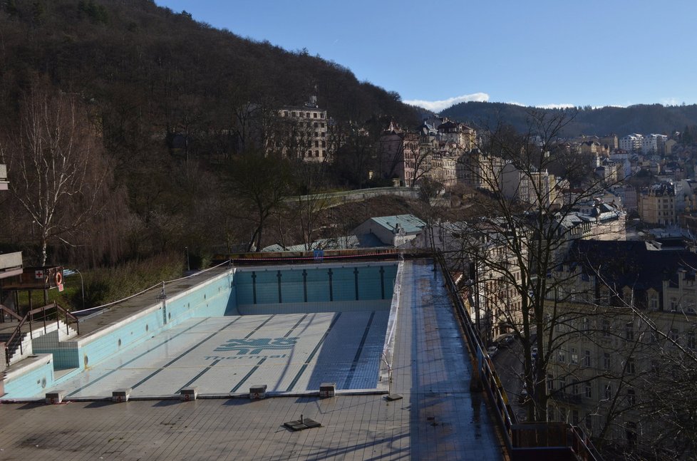 Zchátralý bazén hotelu Thermal.