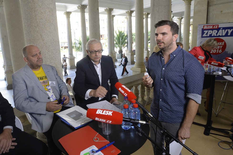 Josef Pavel (HNHRM, uprostřed): Největším problémem Karlovarského kraje je, že odcházejí mladí lidé. Musíme jim tady dát práci.