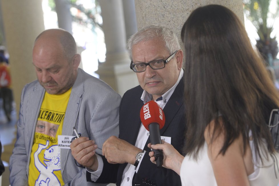 Josef Pavel (HNHRM, uprostřed): Největším problémem Karlovarského kraje je, že odcházejí mladí lidé. Musíme jim tady dát práci.