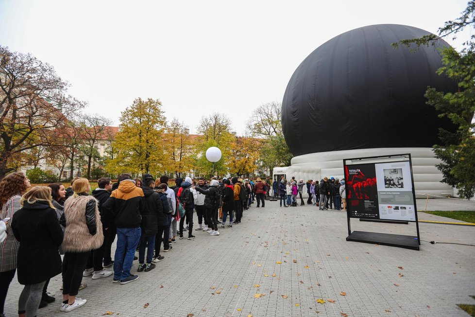 Takováto kupole vyrostla na Karlově náměstí. Návštěvníci se v areálu projektu dozví ledasco o komunistických československých dějinách.