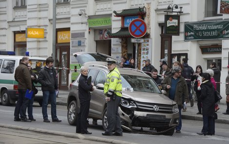 Řidič v kradeném voze způsobil v Praze vážnou dopravní nehodu.