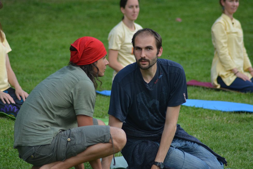 Mezinárodní den jógy se slavil i na Karlově náměstí.
