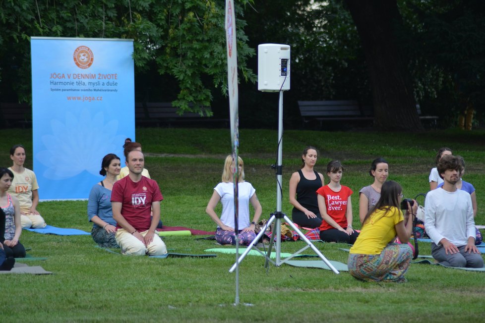 Mezinárodní den jógy se slavil i na Karlově náměstí.