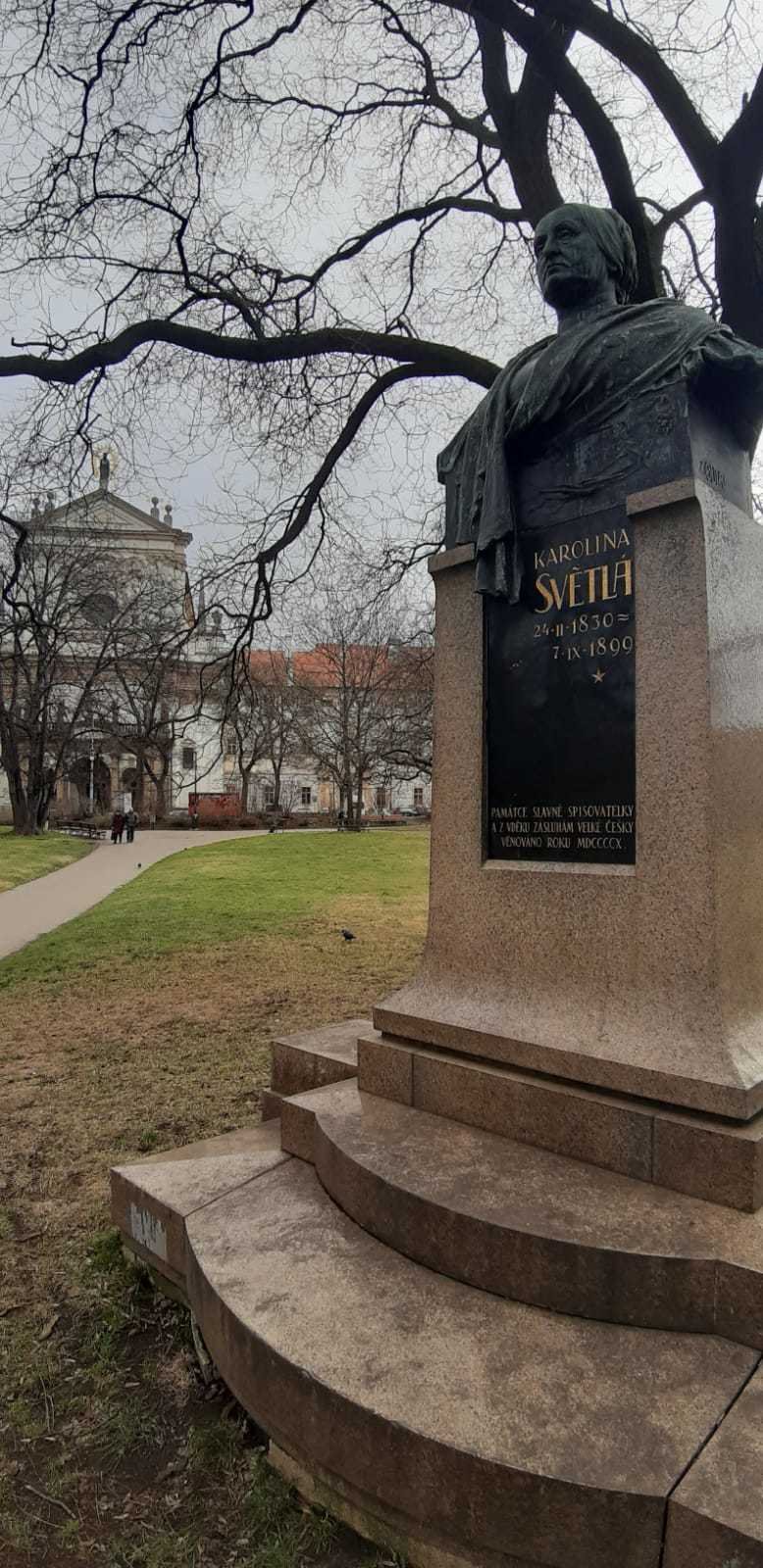 Pomník Karoliny Světlé je jedním z několika, které se v okolí Karlova náměstí nachází. Spolu s ním jsou zde k nalezení i pomníky Elišky Krásnohorské nebo Vítězslava Hálka.