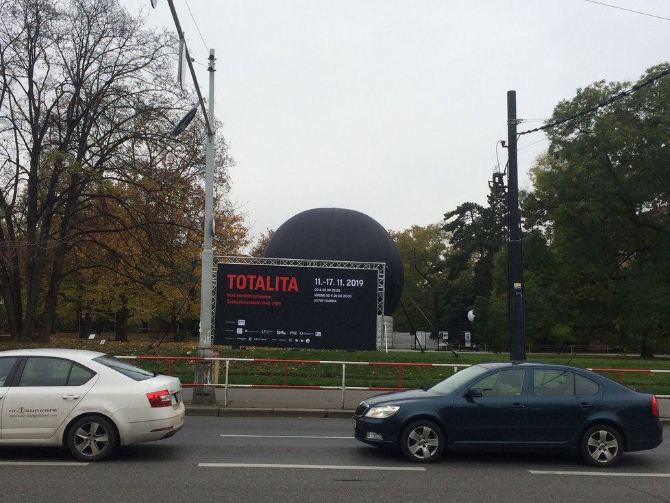 Tzv. obří balón vyrostl na Karlově náměstí. Ukazuje, jaký byl život za komunismu.