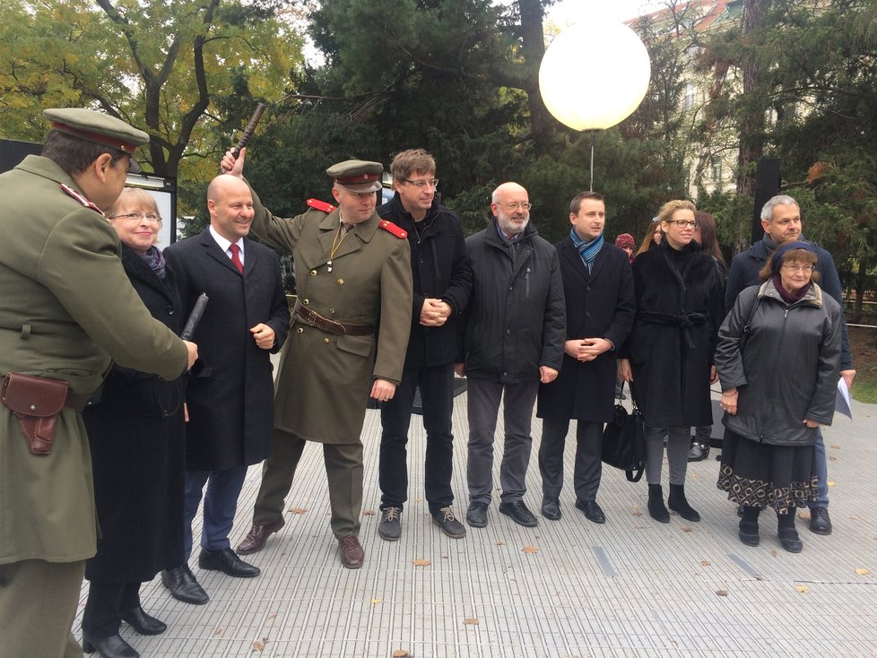 Otevření projektu v Praze byli přítomni  (zleva) radní Hana Marvanová, náměstek primátora Petr Hlubuček, historik PEtr Blažek, který se podílel na odborné části či místostarosta Prahy 2 Jaroslav Šolc.